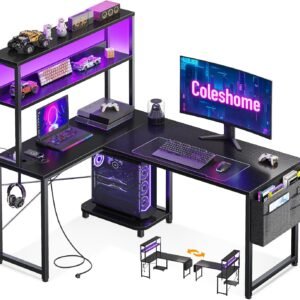 Escritorio gaming en L Coleshome 110x80cm con estantería con LED, enchufes integrados y lado reversible